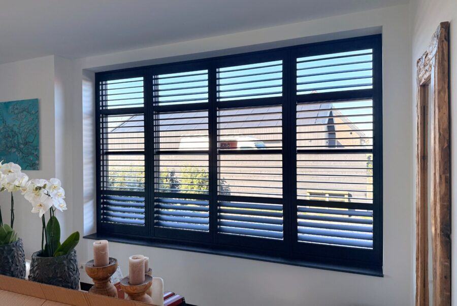 Houten shutters - maatwerk installatie - zwart - woonkamerraam